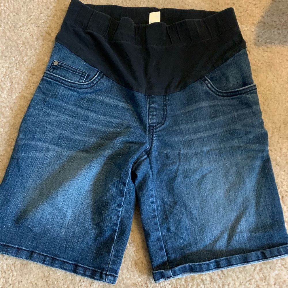 Two hearts maternity jean shorts- small